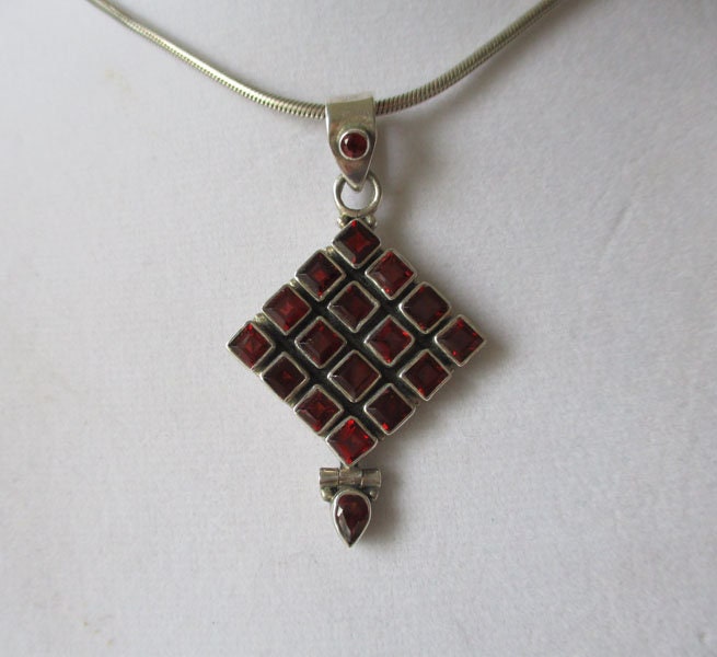 Gr 101 Sterling Silver and Garnet Pendant and Necklace 22"