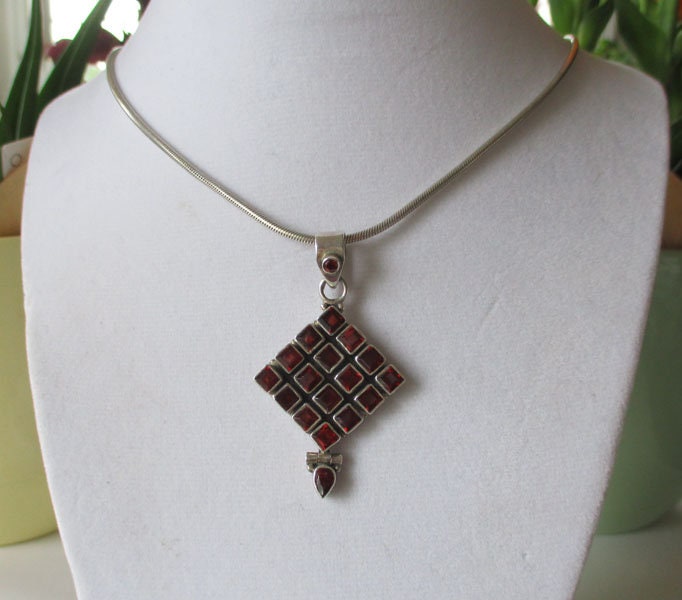 Gr 101 Sterling Silver and Garnet Pendant and Necklace 22"