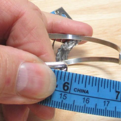 Gr 128 Navajo Artist Dee Jackson Sterling Silver and Spiny Oyster Cuff Bracelet Feather Concho Setting