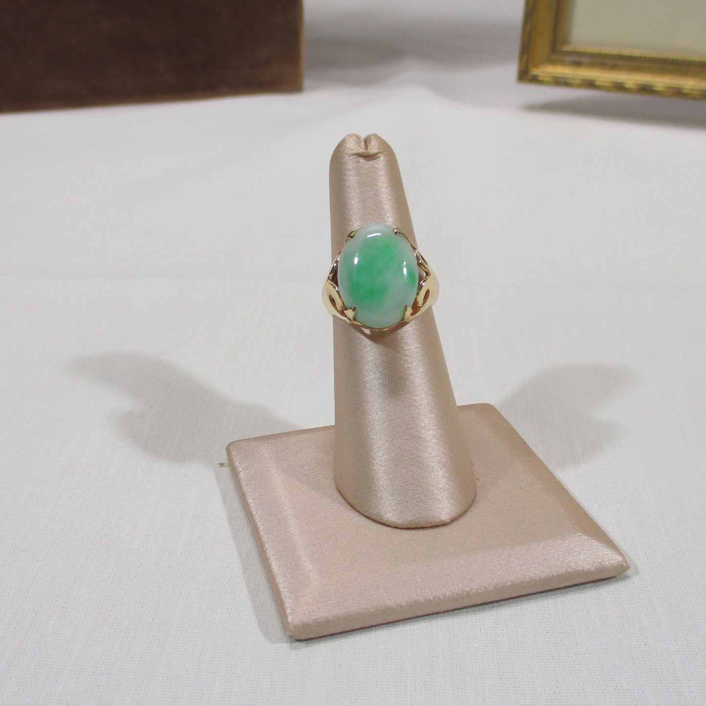 Gr 154 Vintage Solid 14K Gold and Apple Green Jade Signet Ring