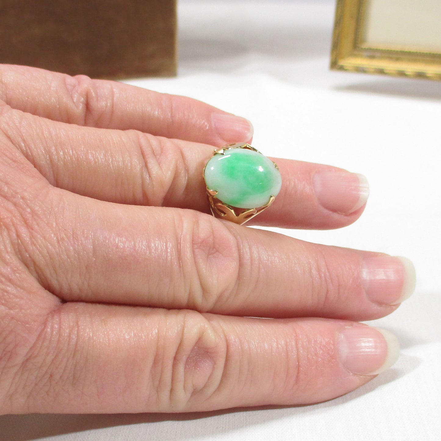 Gr 154 Vintage Solid 14K Gold and Apple Green Jade Signet Ring