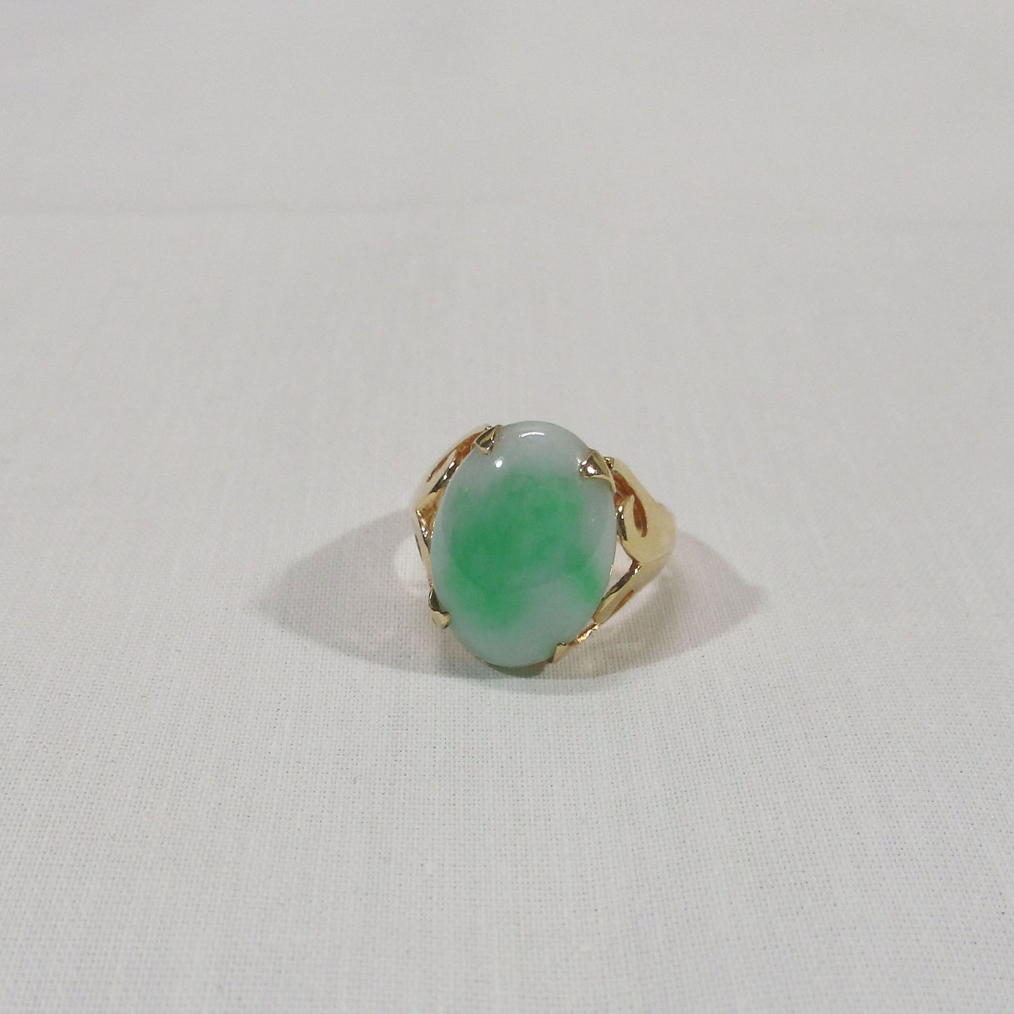 Gr 154 Vintage Solid 14K Gold and Apple Green Jade Signet Ring