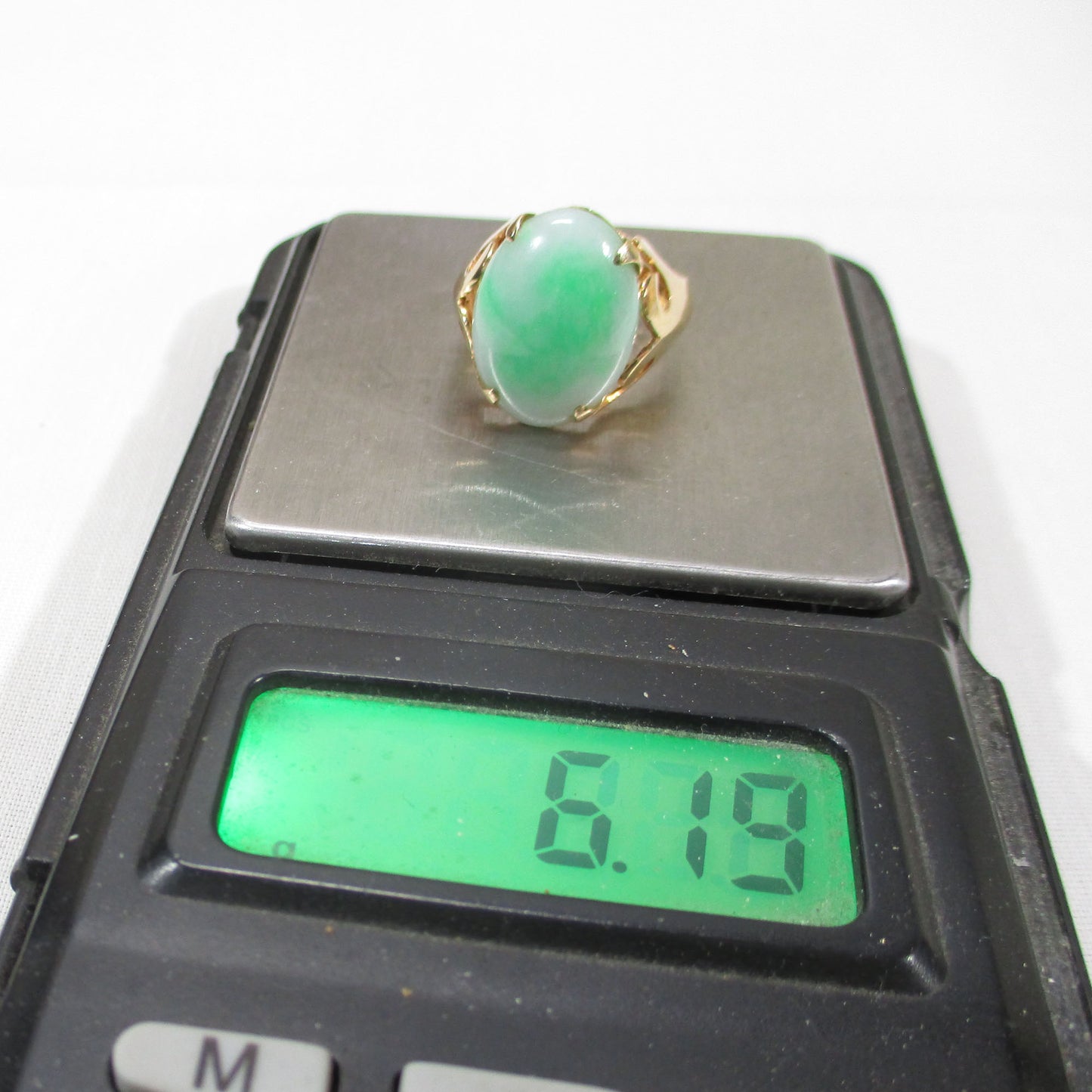 Gr 154 Vintage Solid 14K Gold and Apple Green Jade Signet Ring