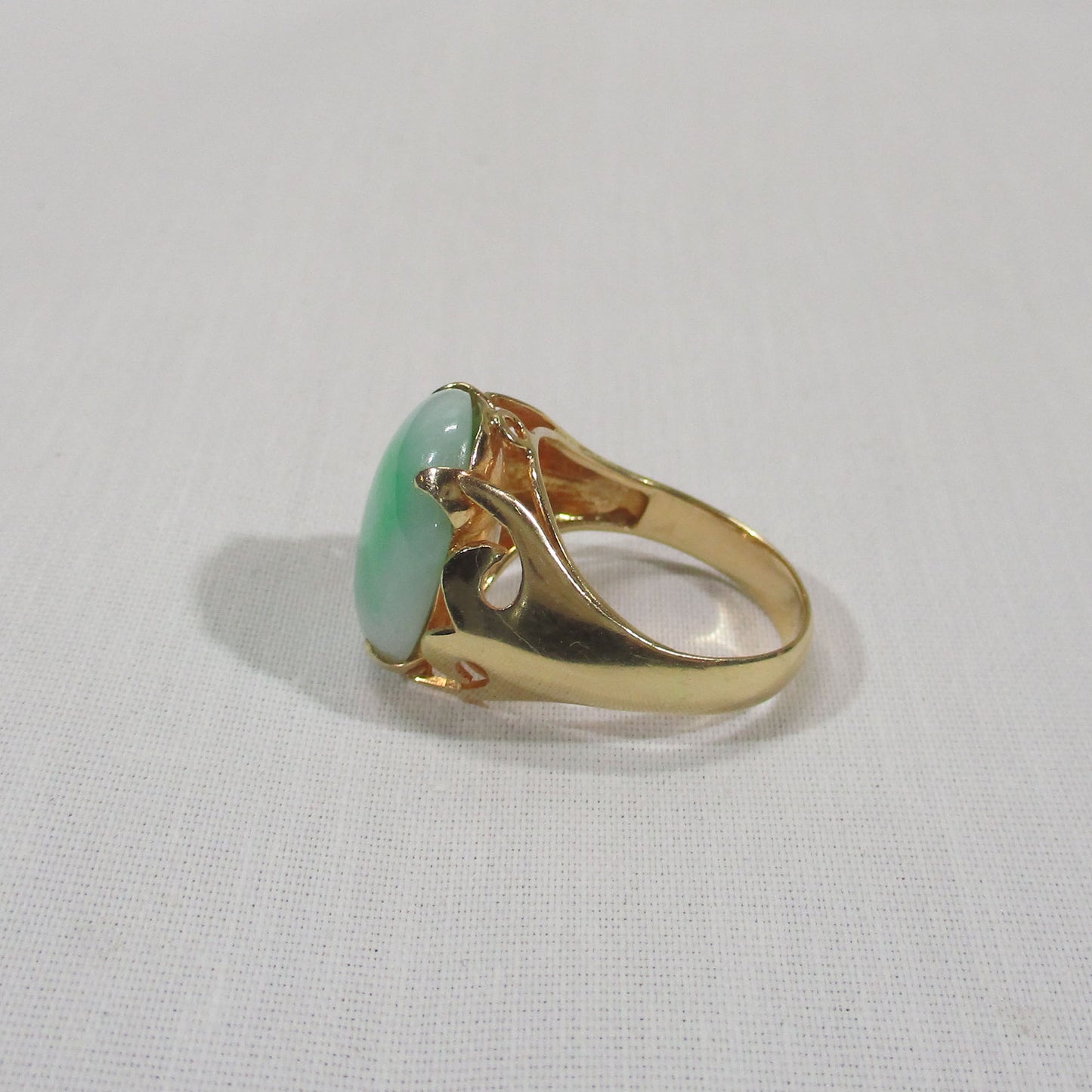 Gr 154 Vintage Solid 14K Gold and Apple Green Jade Signet Ring