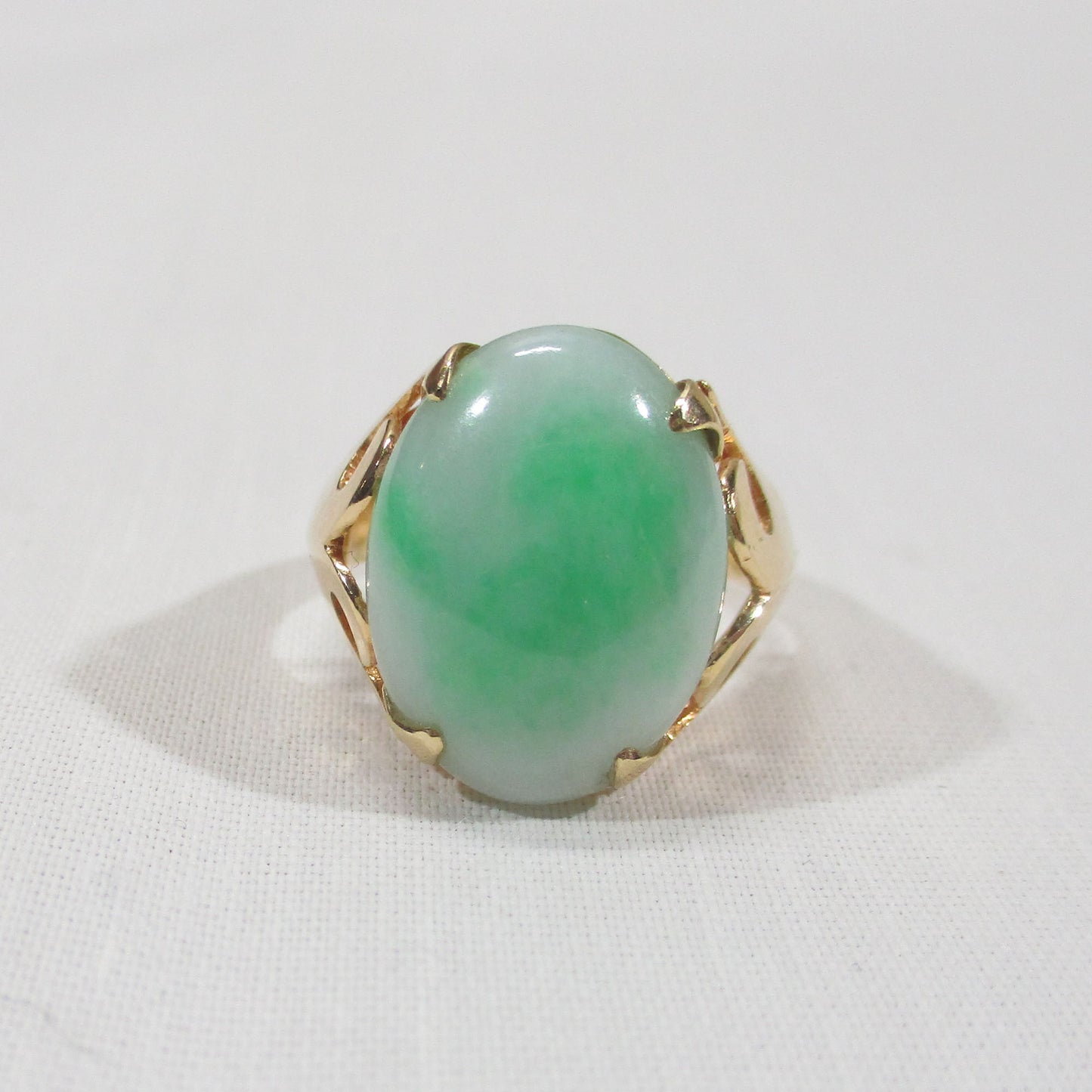 Gr 154 Vintage Solid 14K Gold and Apple Green Jade Signet Ring