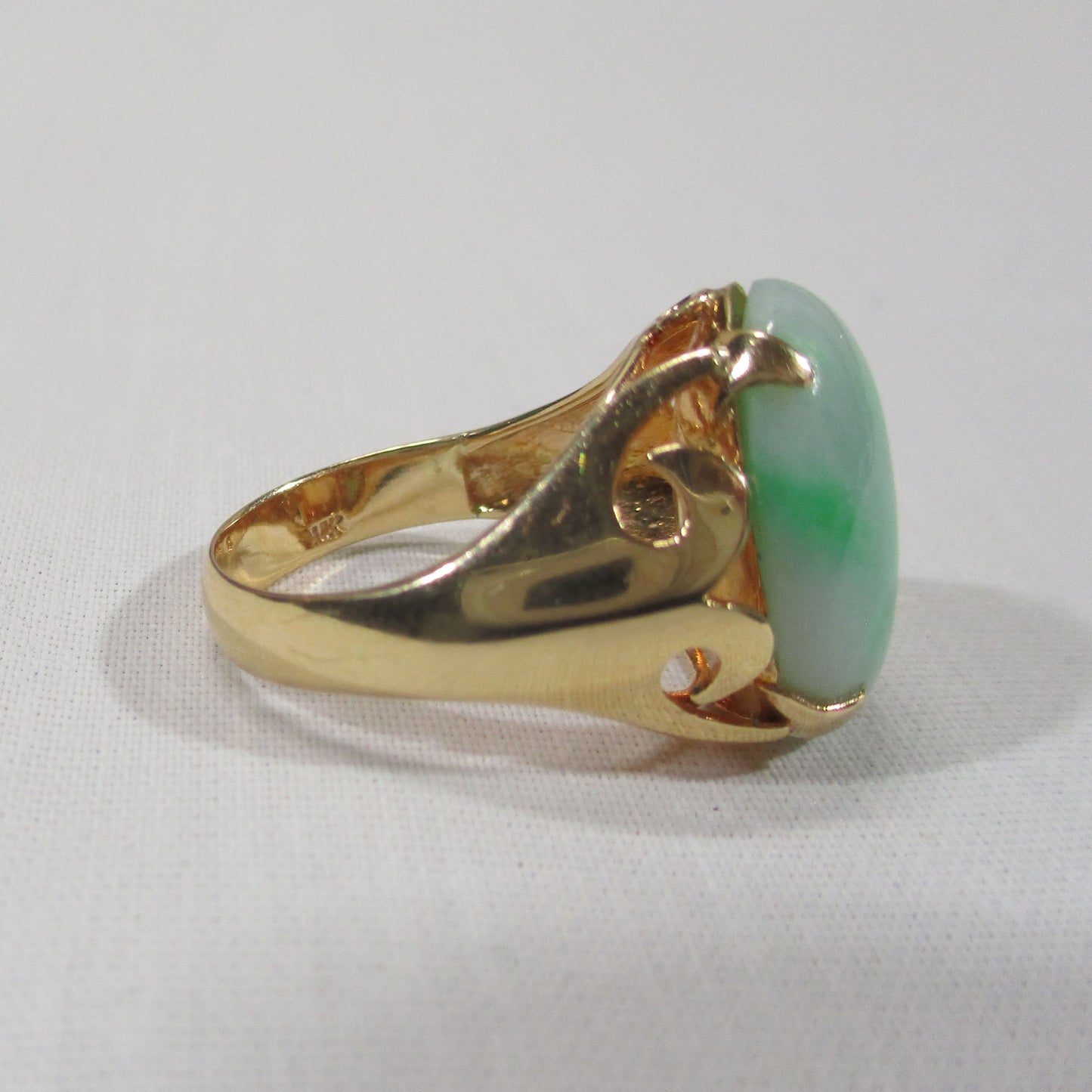 Gr 154 Vintage Solid 14K Gold and Apple Green Jade Signet Ring