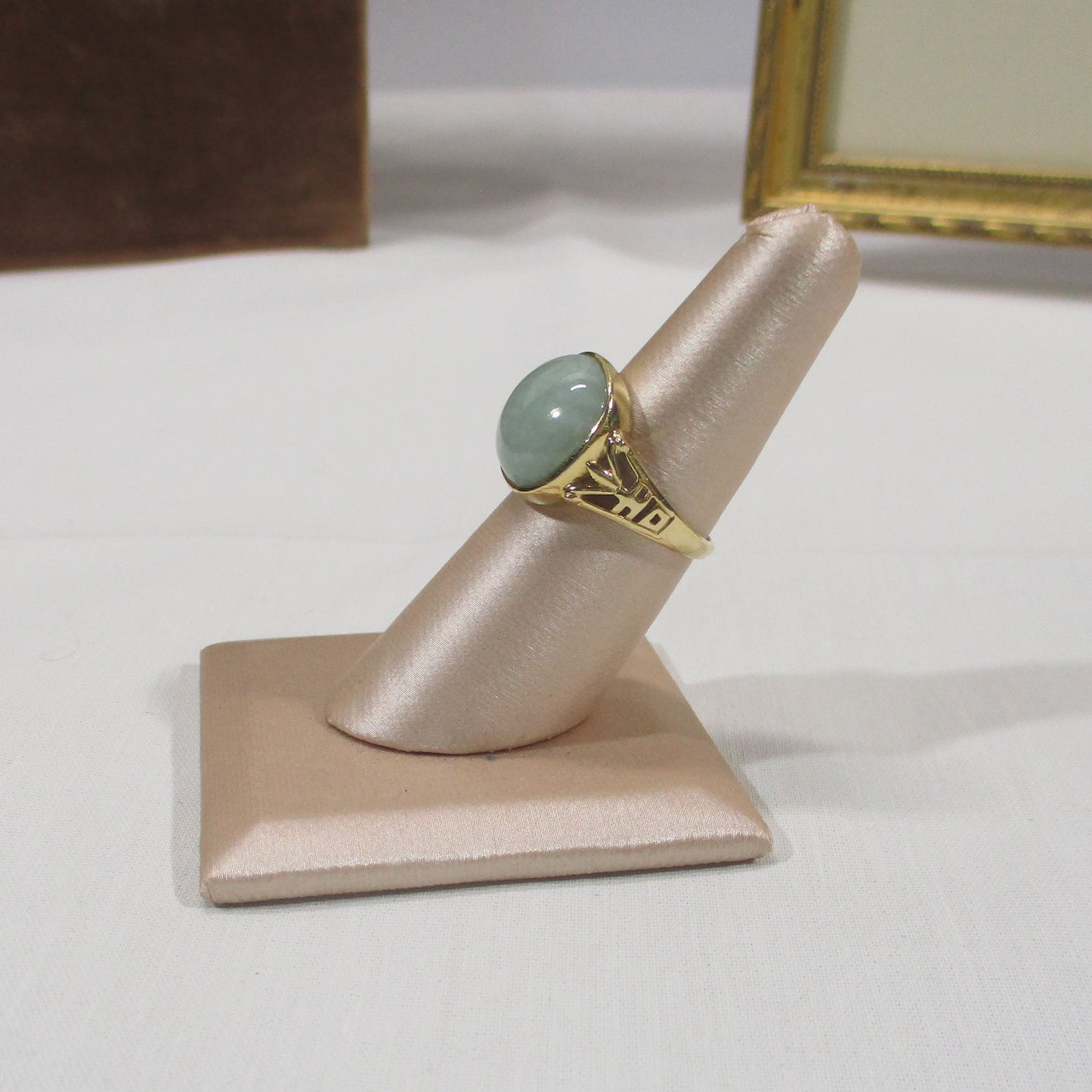 Gr 154 Vintage Solid 14K Gold and Celadon Green Jade Signet Ring