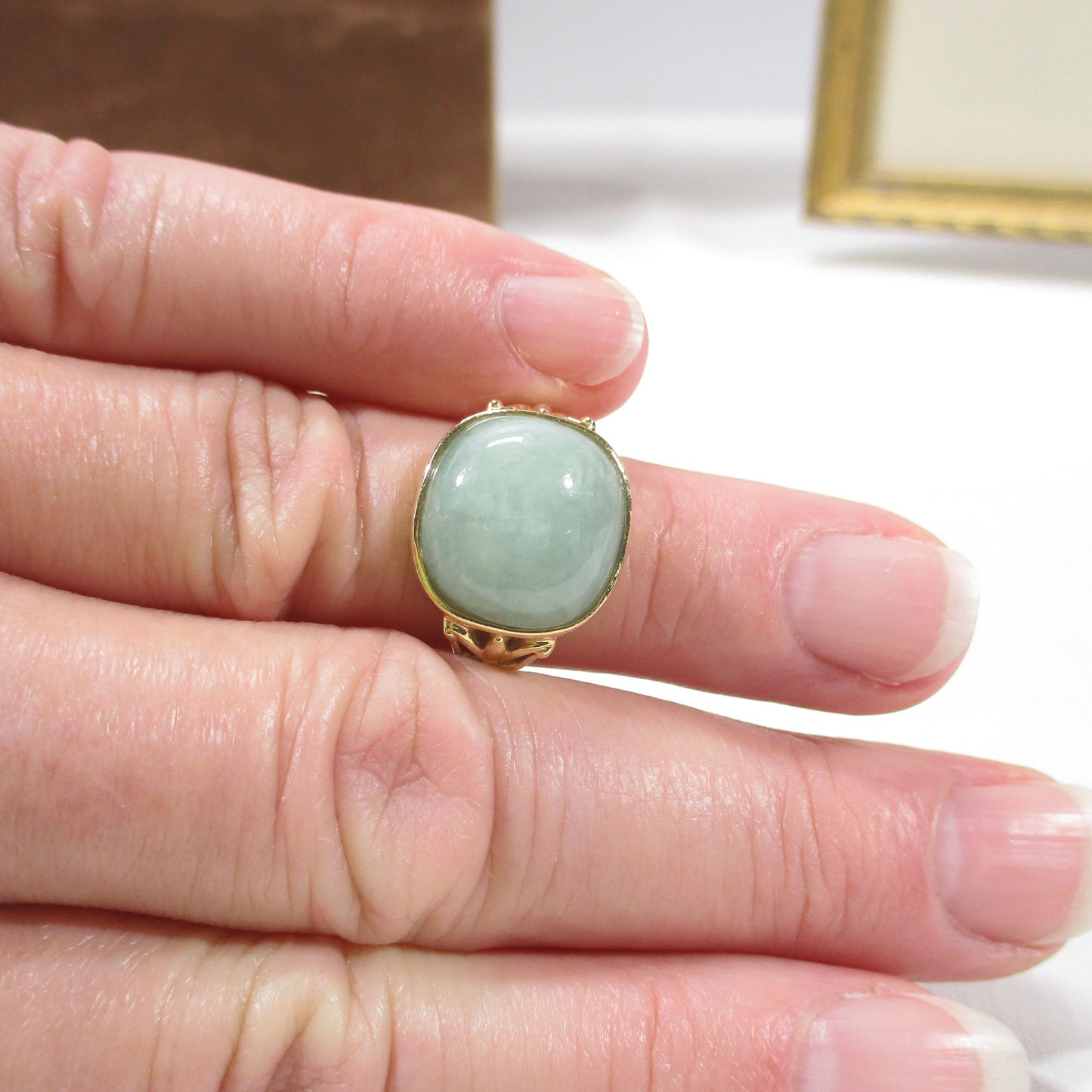 Gr 154 Vintage Solid 14K Gold and Celadon Green Jade Signet Ring