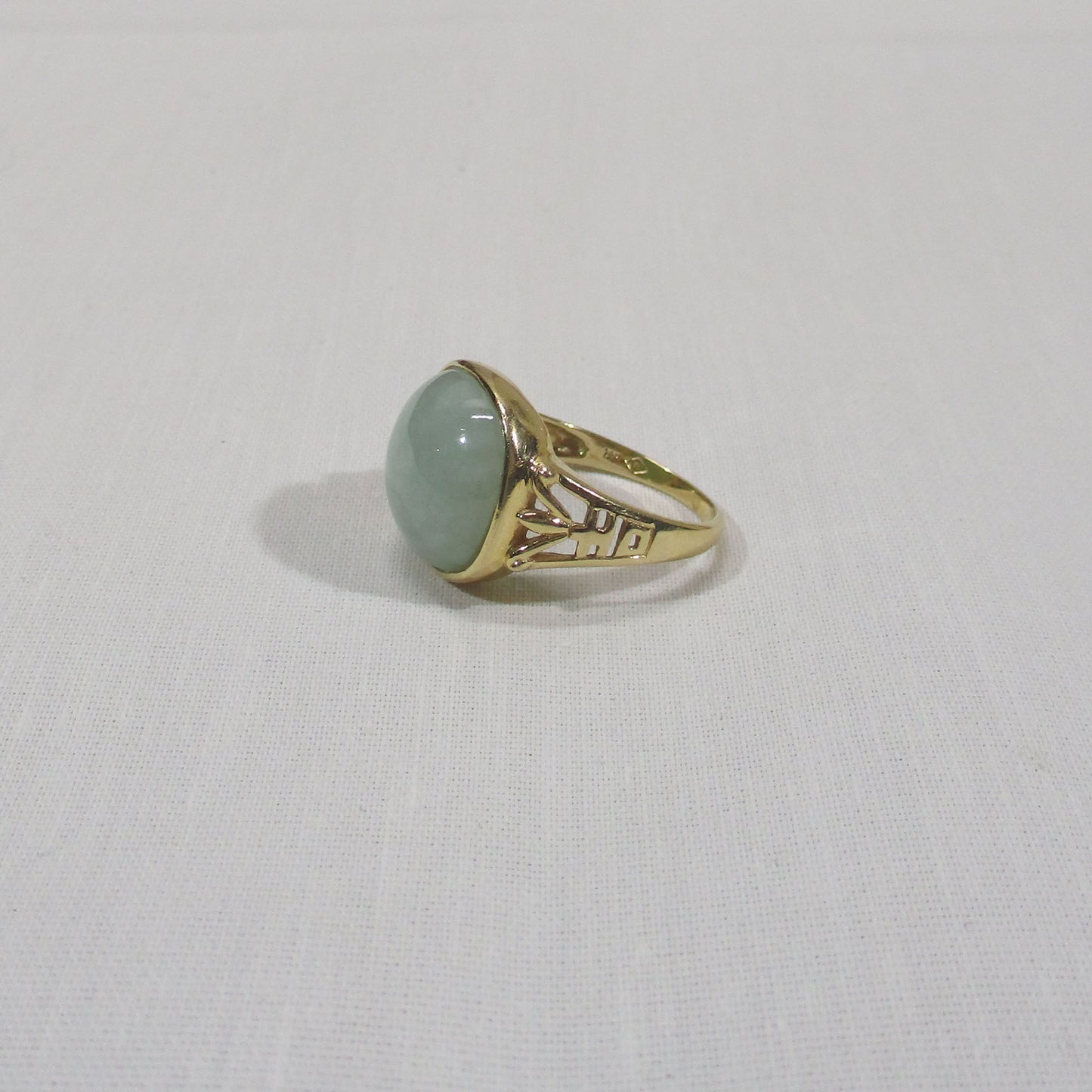 Gr 154 Vintage Solid 14K Gold and Celadon Green Jade Signet Ring