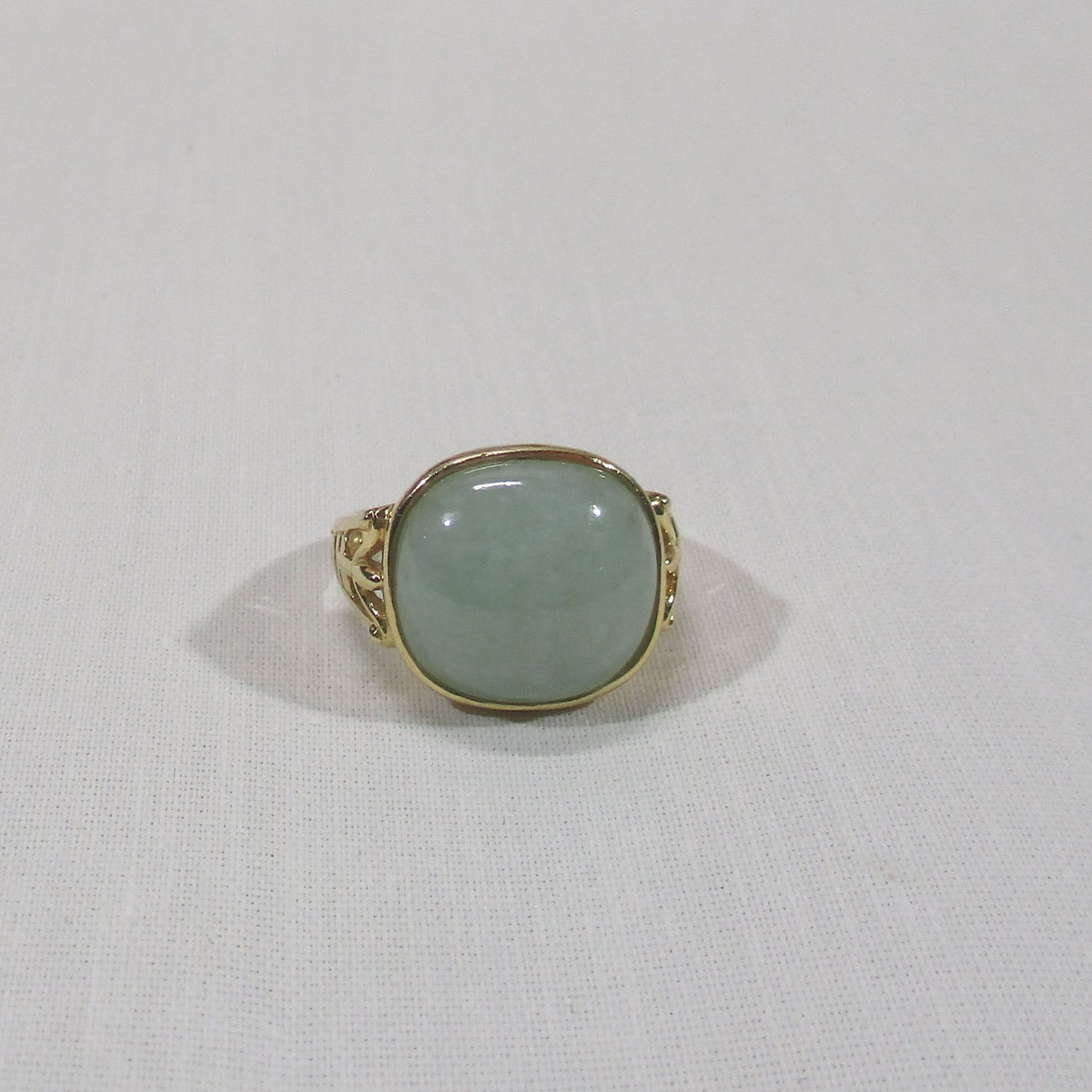 Gr 154 Vintage Solid 14K Gold and Celadon Green Jade Signet Ring