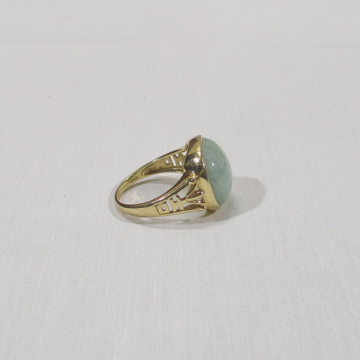 Gr 154 Vintage Solid 14K Gold and Celadon Green Jade Signet Ring