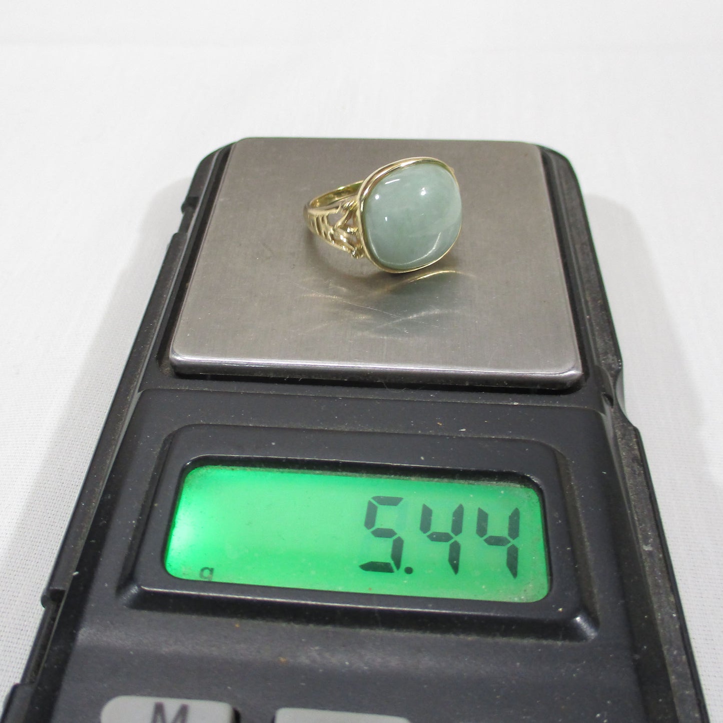 Gr 154 Vintage Solid 14K Gold and Celadon Green Jade Signet Ring