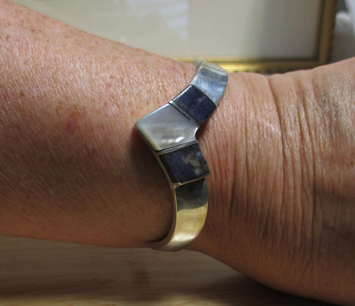 Gr 91 Vintage Mexico Taxco Sterling Silver Lapis Lazuli and Mother of Pearl Hinged Bangle Bracelet Heavy 45.41 Grams