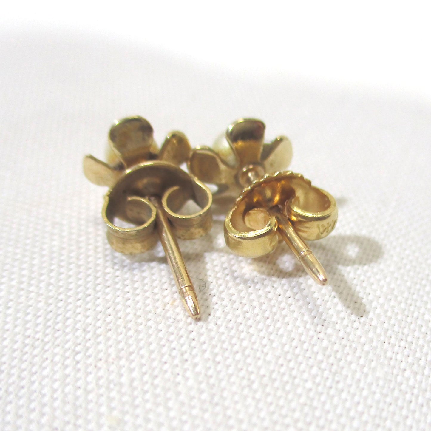 Gr 152 Solid 14K Gold and Pearl Enameled Daisy Stud Earrings