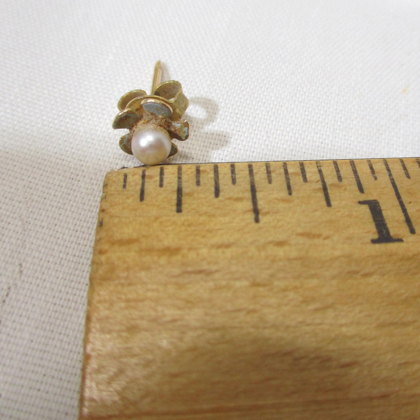 Gr 152 Solid 14K Gold and Pearl Enameled Daisy Stud Earrings