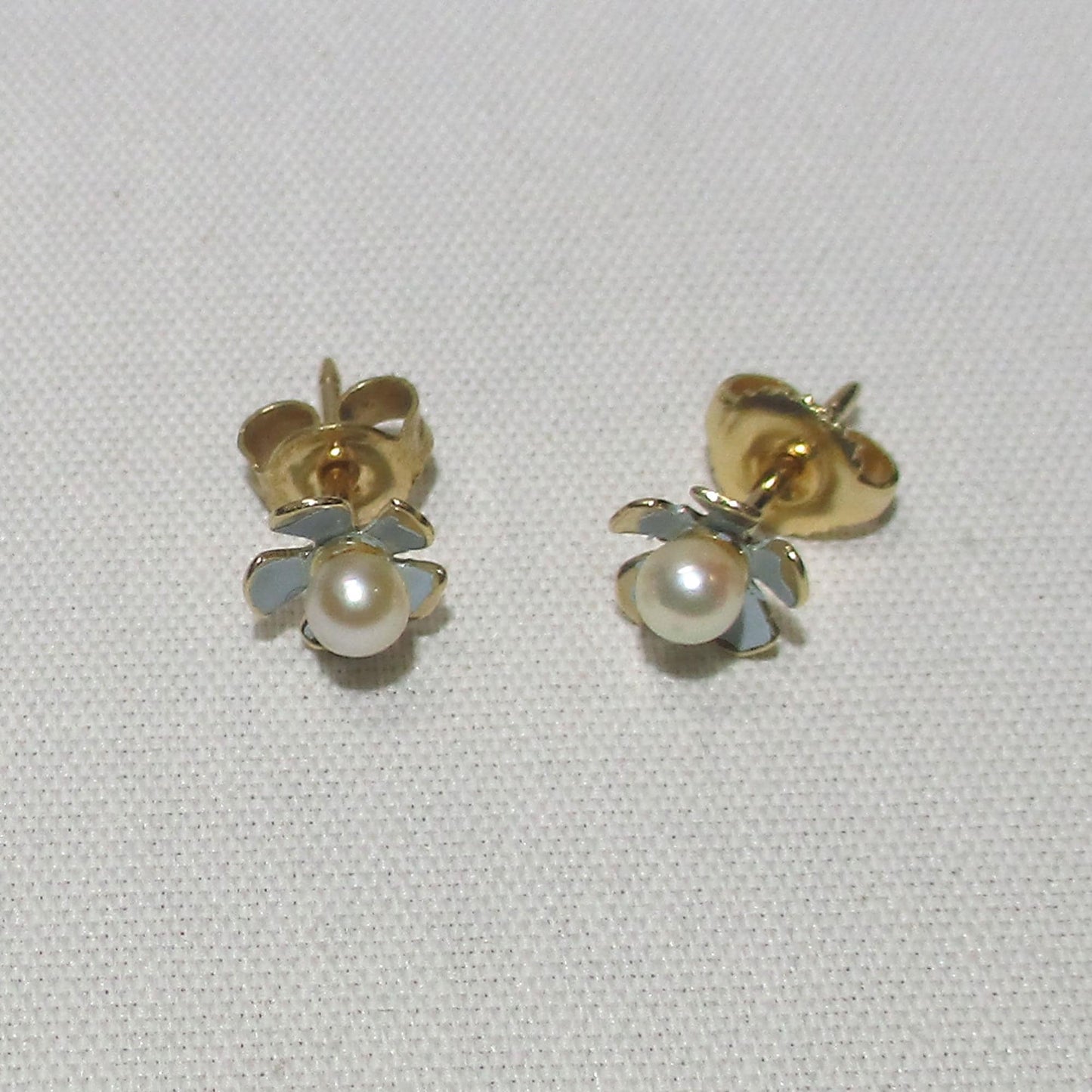 Gr 152 Solid 14K Gold and Pearl Enameled Daisy Stud Earrings